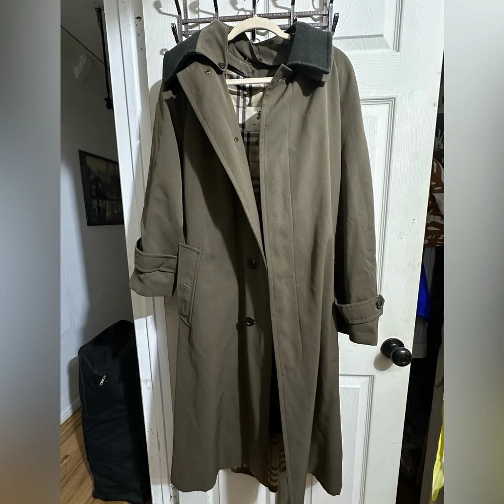 Men’s Burberry trench coat size 48waist